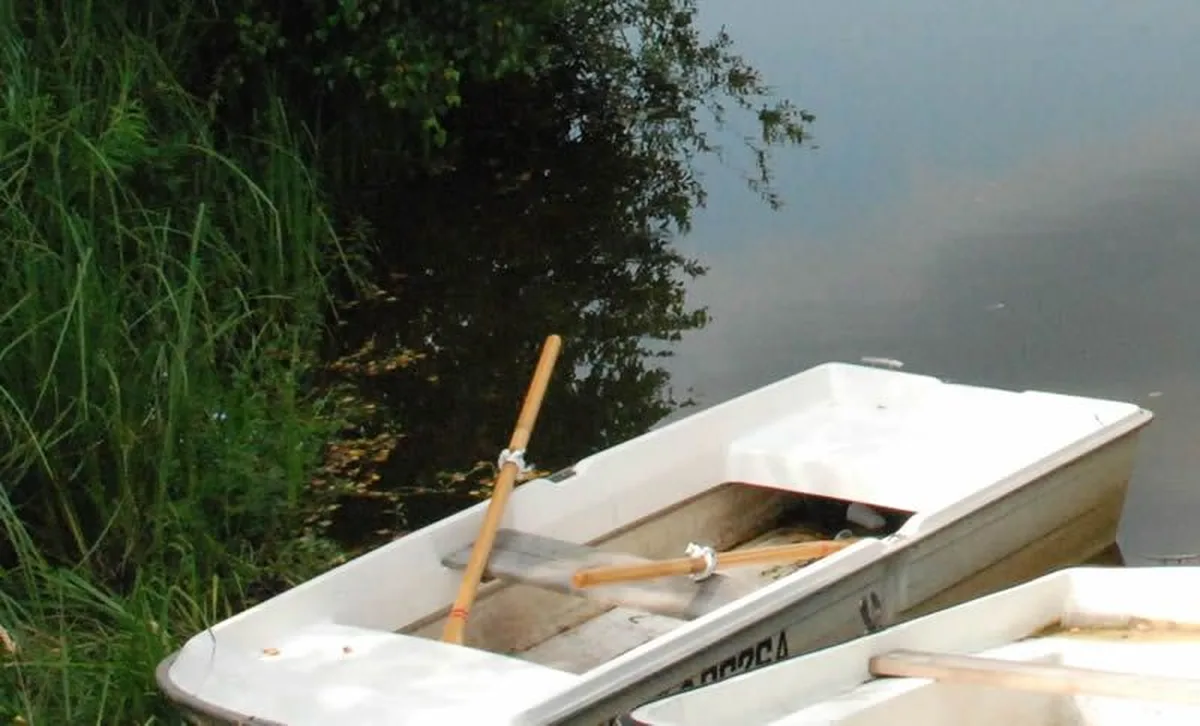 Łodzie wiosłowe na stawie — wypoczynek w AgroFarma Gołaszewo