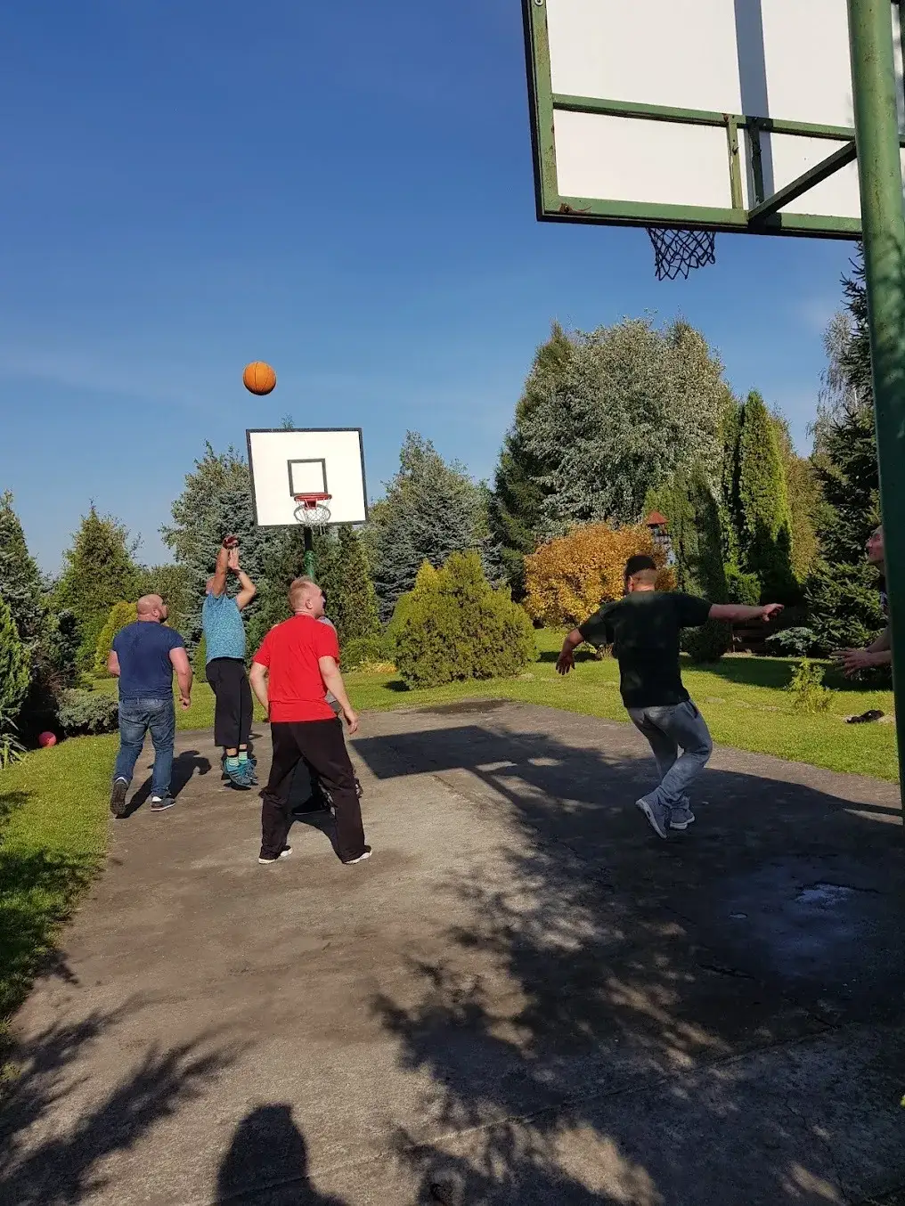 Mecz koszykówki na świeżym powietrzu