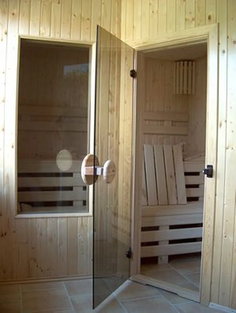Drewniana sauna ze szklanymi drzwiami