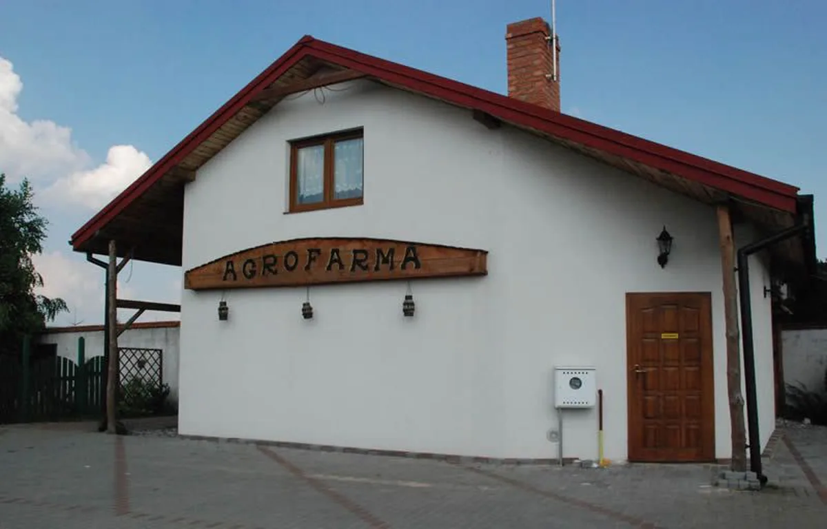 Budynek AgroFarma Gołaszewo — wejście zewnętrzne