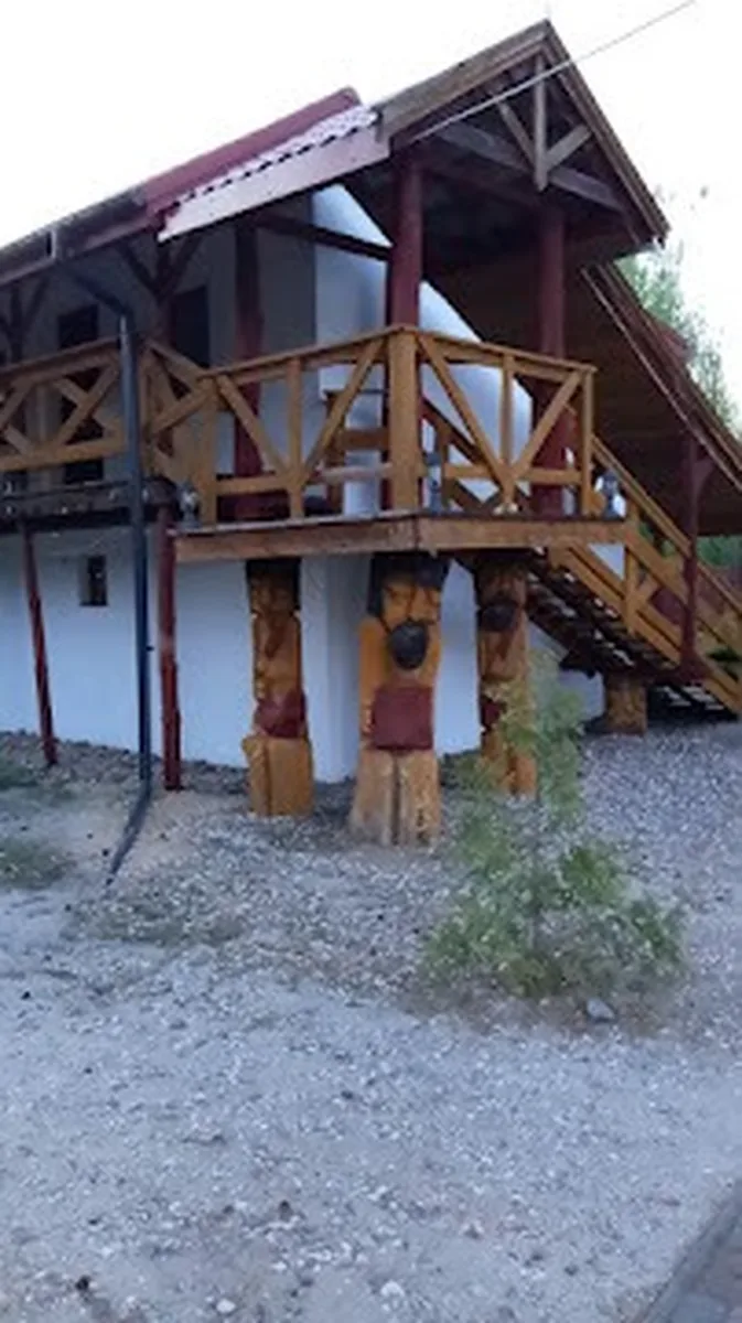 Budynek agroturystyczny z drewnianym balkonem