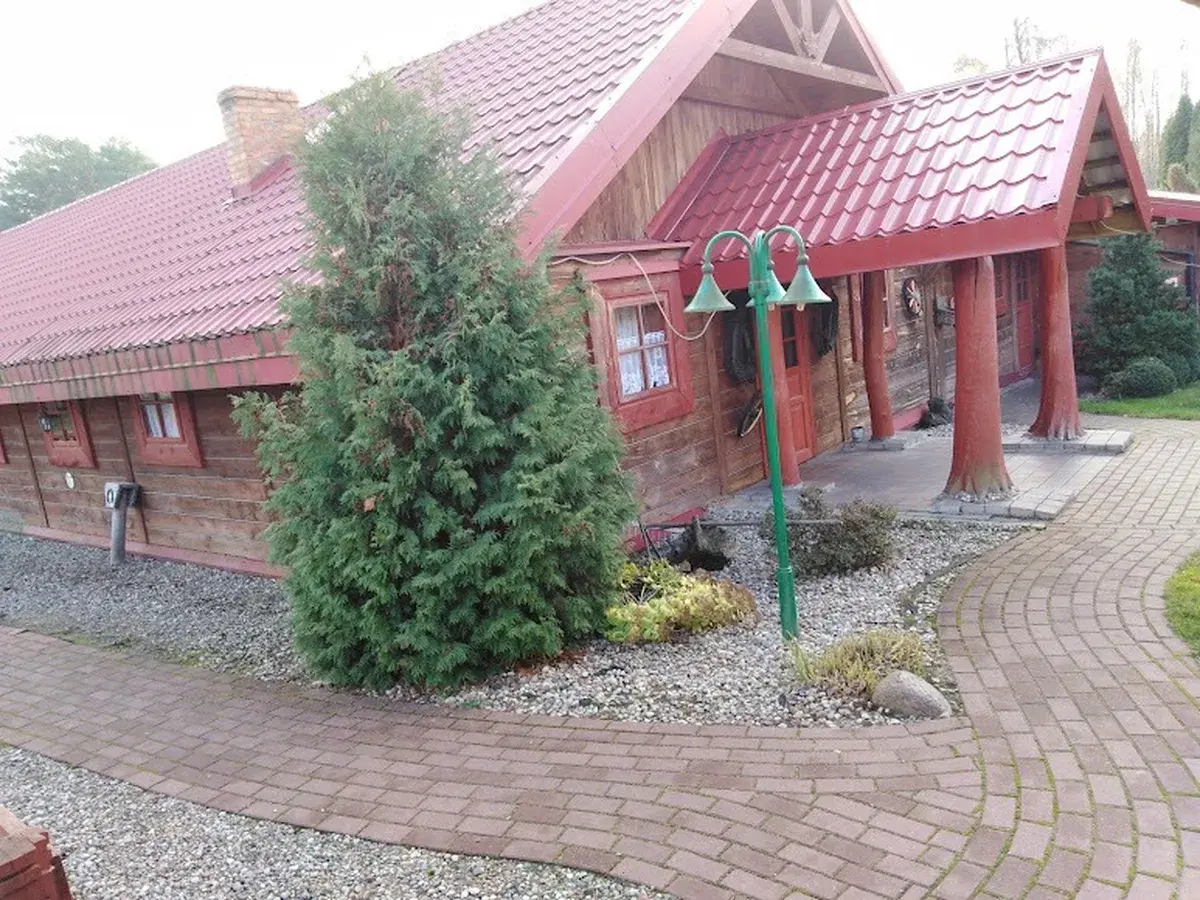 Drewniany budynek z czerwonym dachem