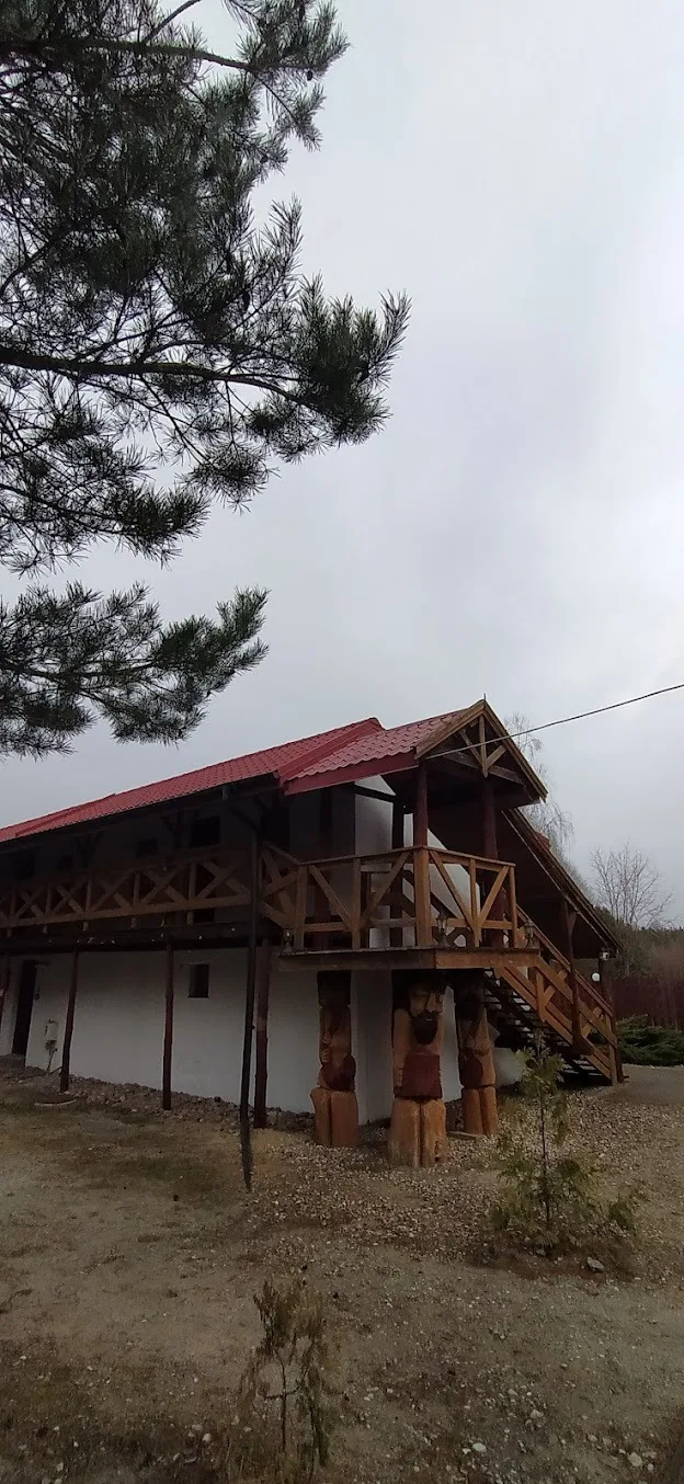 Budynek główny z drewnianym balkonem