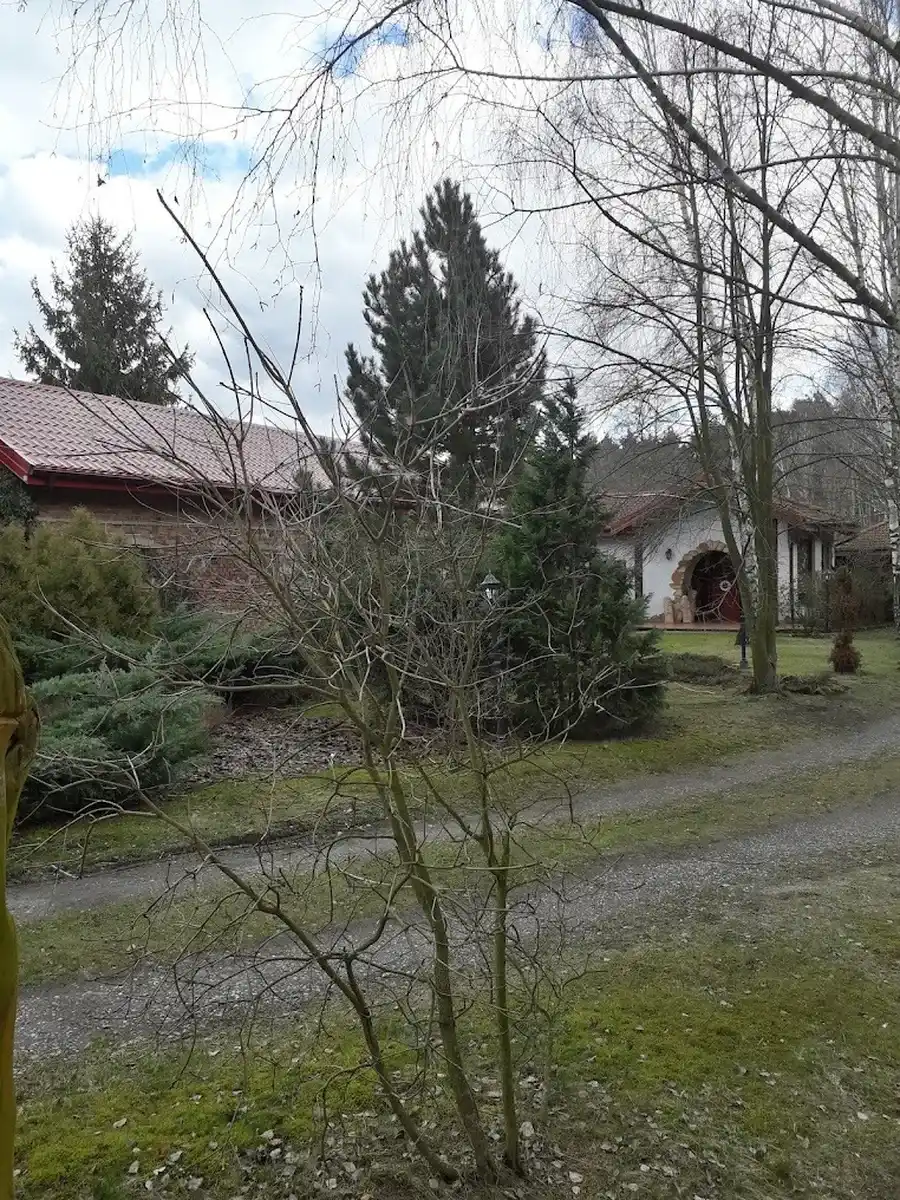 Budynki AgroFarmy wśród drzew — zielone otoczenie