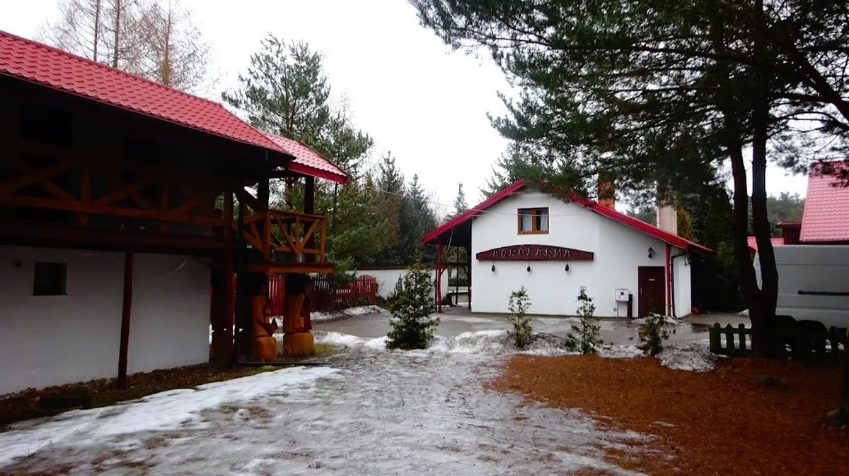 Budynki AgroFarma zimą w śniegu