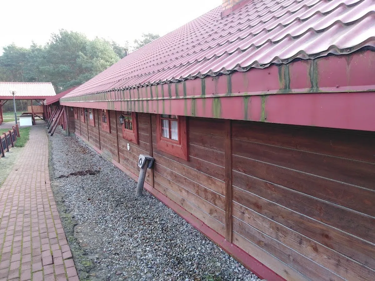 Drewniany budynek agroturystyki z alejką