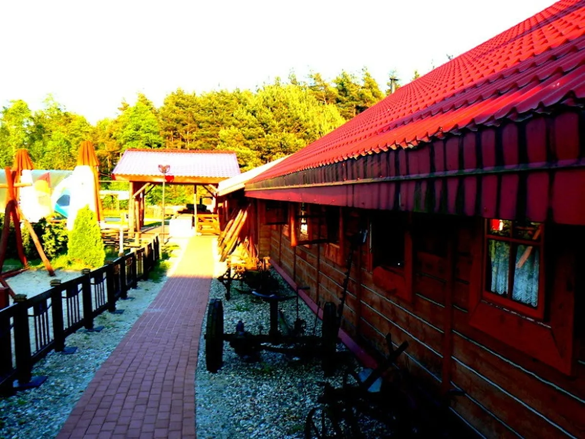 Drewniany budynek z placem zabaw przy nim