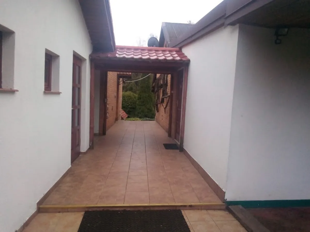 Przejście między budynkami — klimat wsi