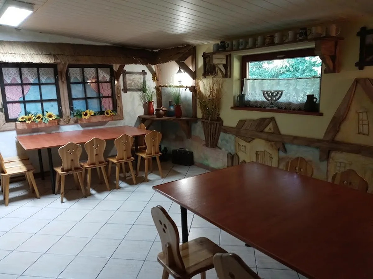 Sielska sala restauracyjna — domowa atmosfera
