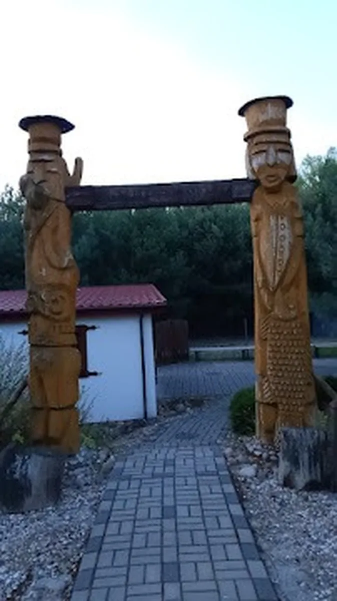 Brama z rzeźbami słowiańskimi