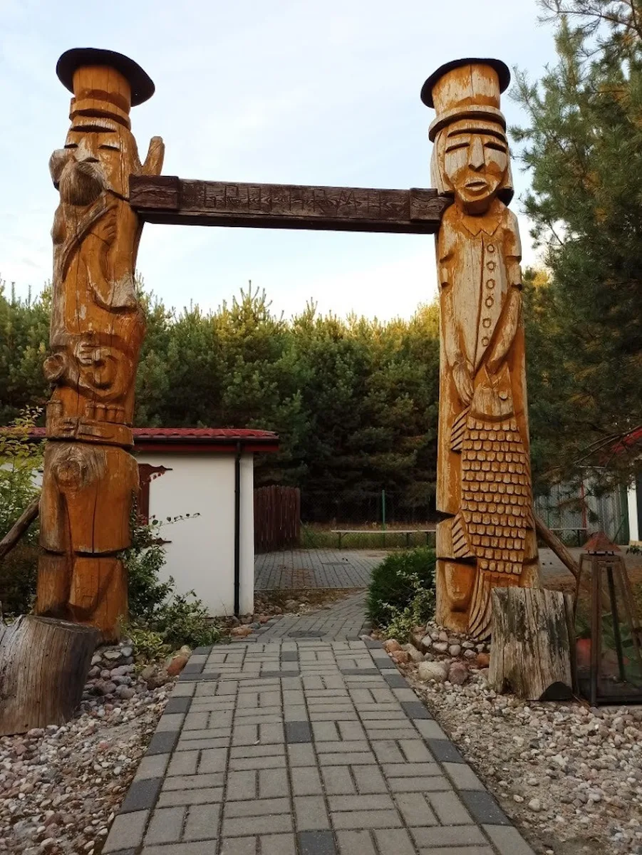 Brama wejściowa z rzeźbionymi postaciami