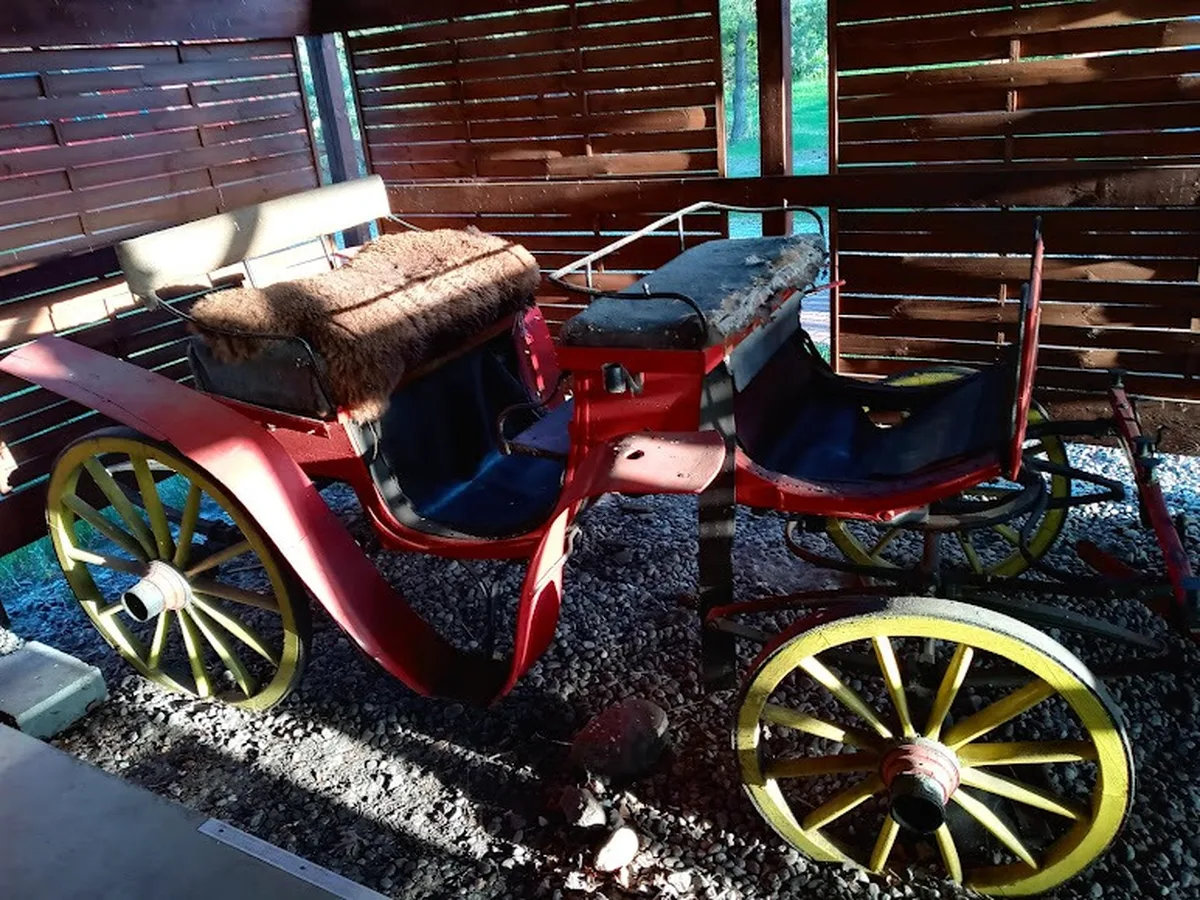 Rustykalna bryczka z żółtymi kołami