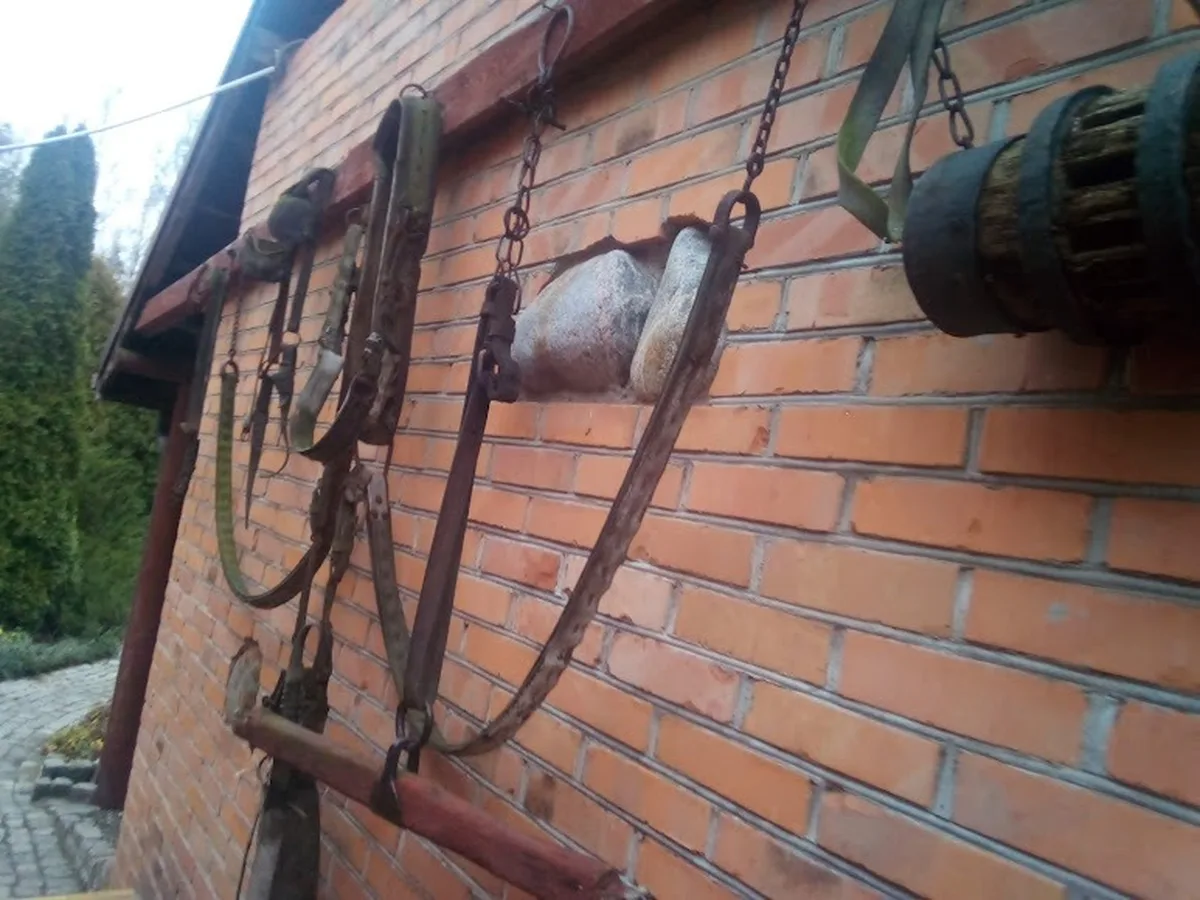 Dekoracje rolnicze na ceglanej ścianie