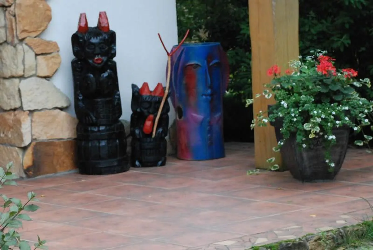 Dekoracje na tarasie — figury i kwiaty