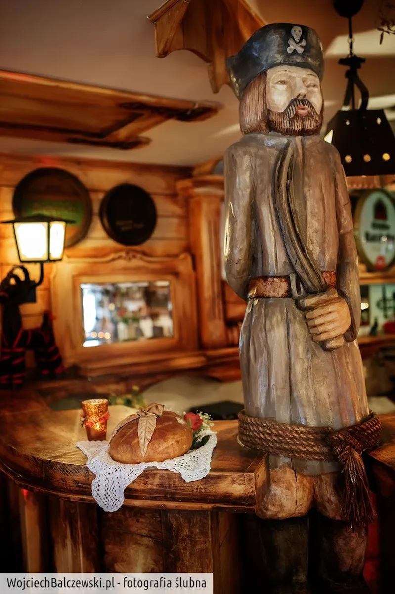 Dekoracje z figurą pirata i chlebem