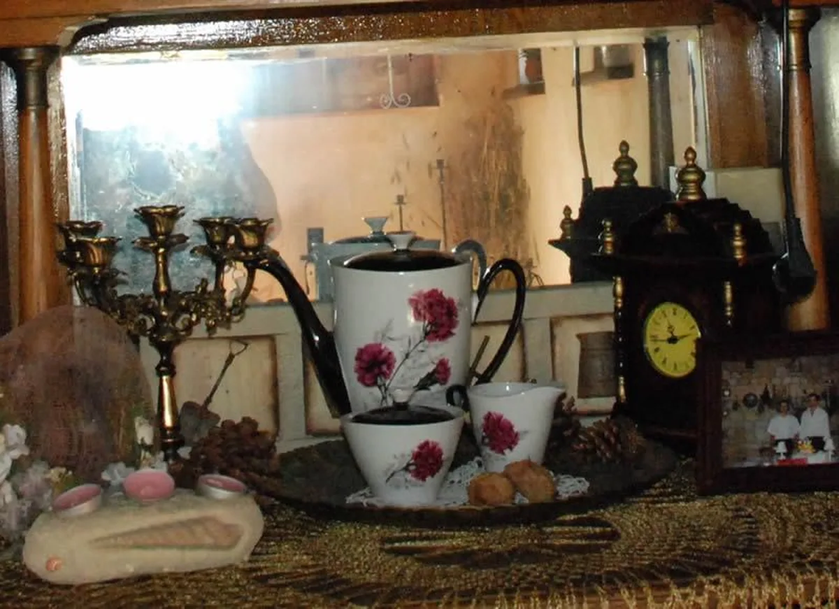 Dekoracyjny stolik — kawa, zegar i świecznik AgroFarma