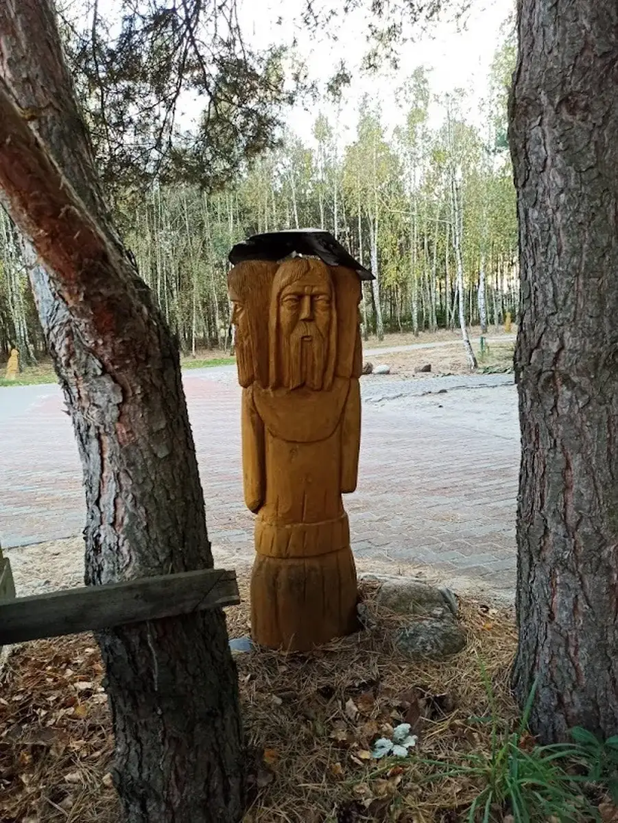 Drewniana rzeźba bożka słowiańskiego