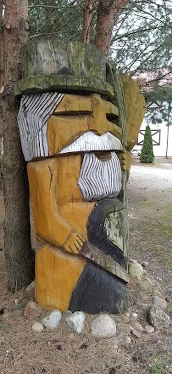 Drewniana rzeźba dziada w kapeluszu