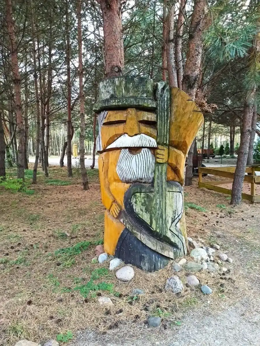 Drewniana rzeźba leśnego dziadka — unikalna