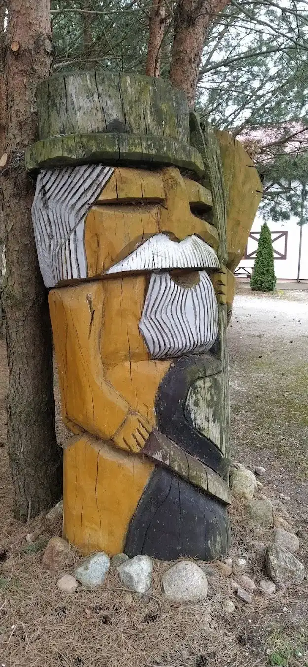 Drewniana rzeźba leśnego dziadka