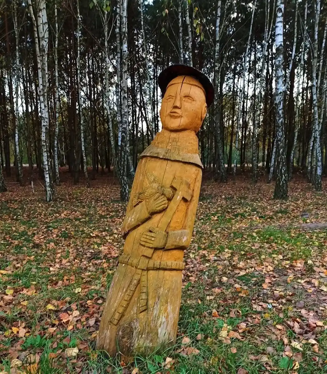 Drewniana rzeźba mnicha — unikalna dekoracja