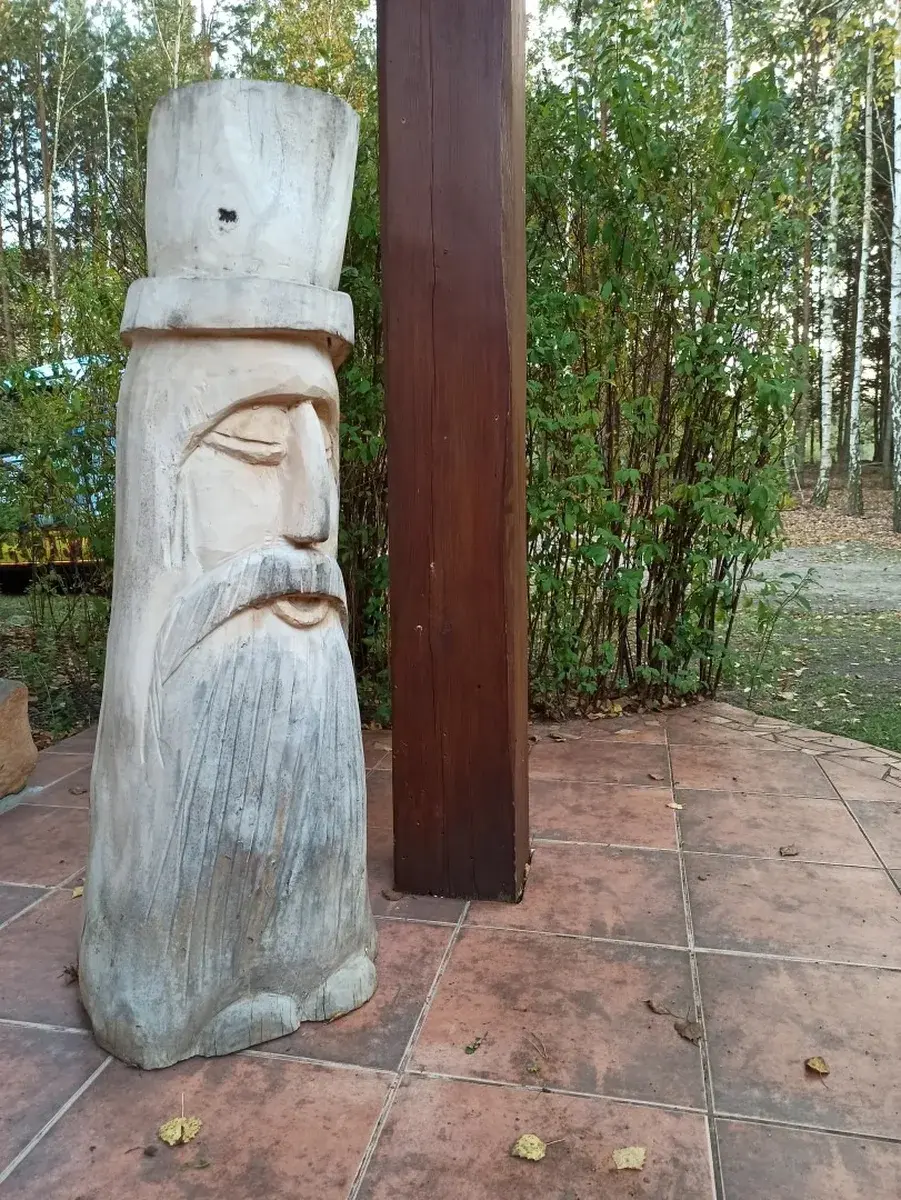 Drewniana rzeźba starca — ręcznie wykonana