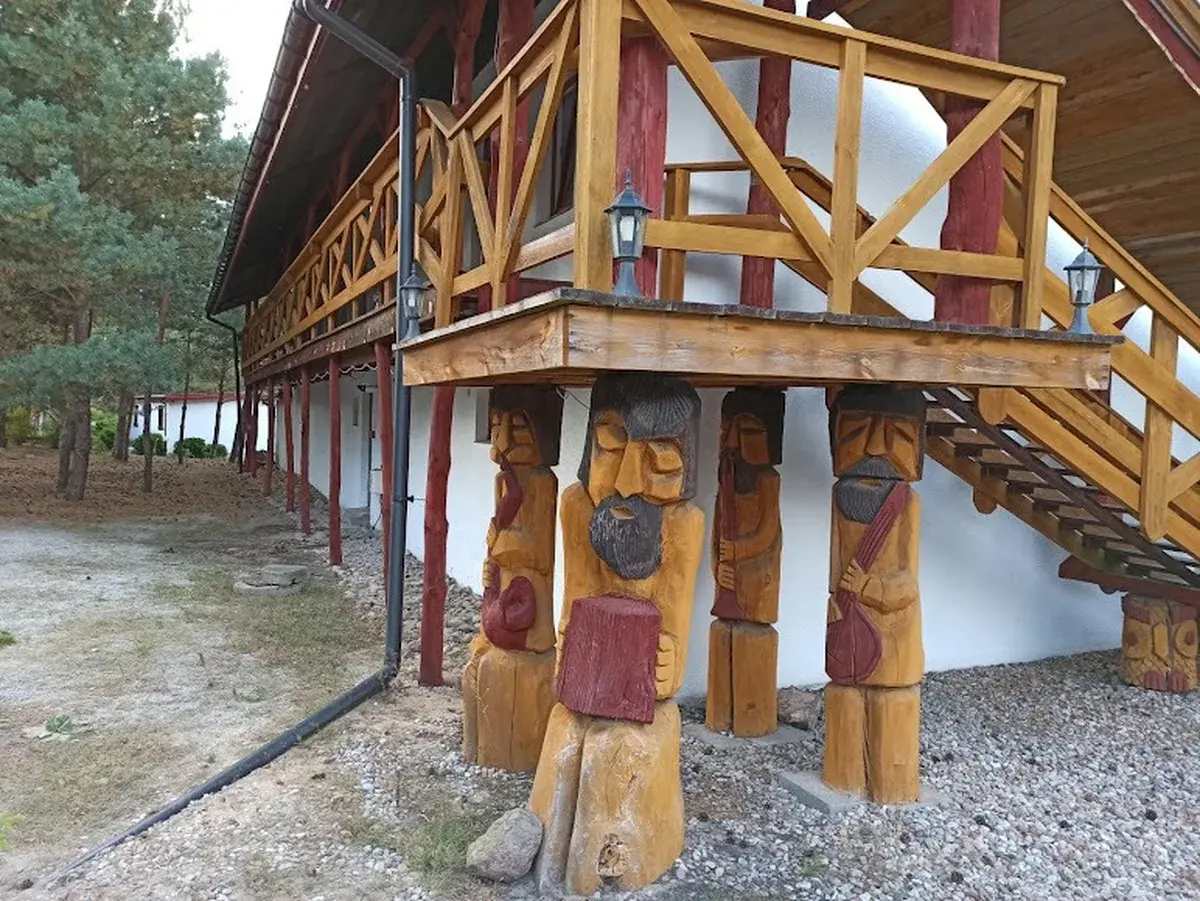 Drewniane rzeźby przy wejściu