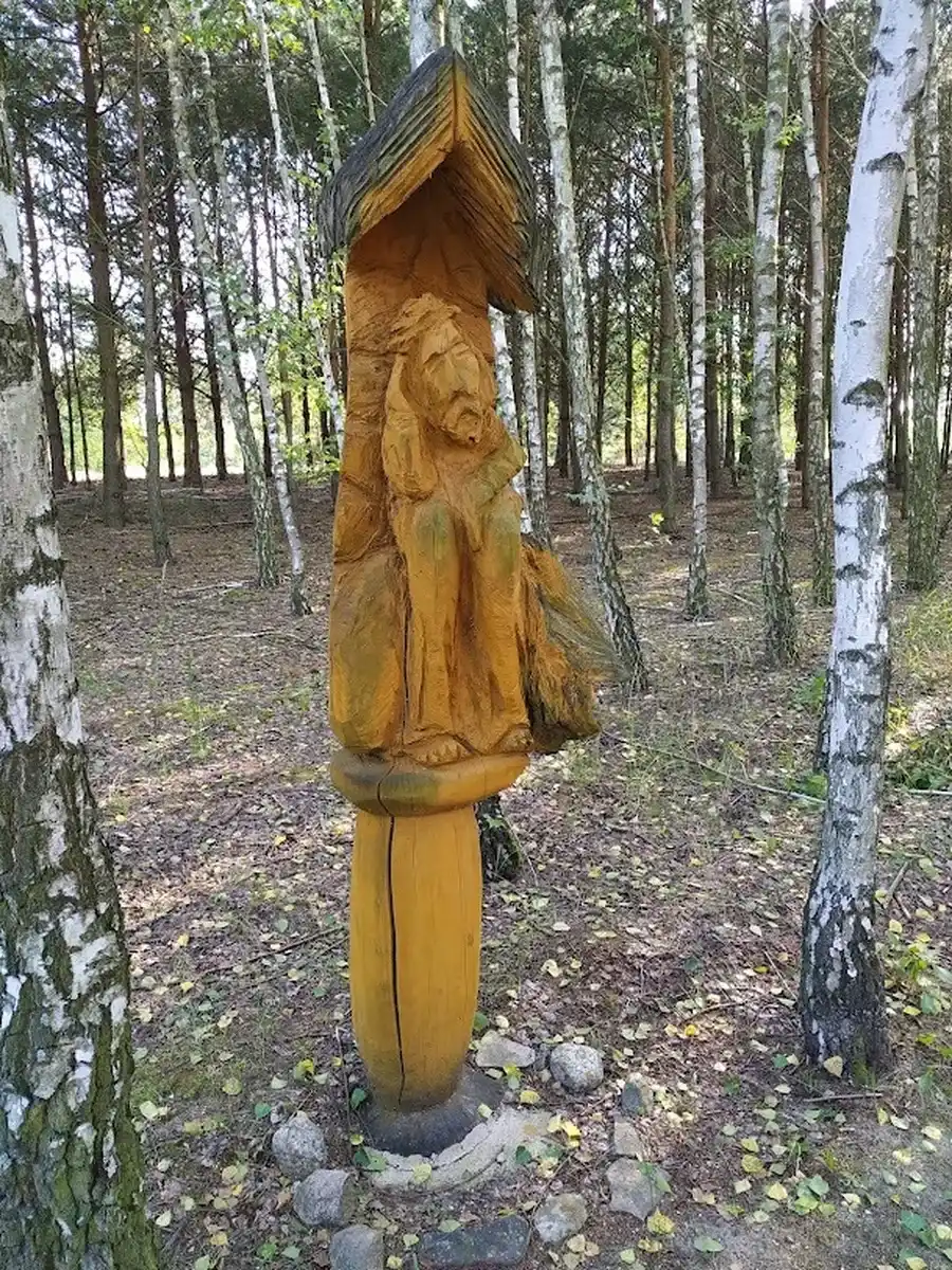 Kapliczka w brzozowym lesie