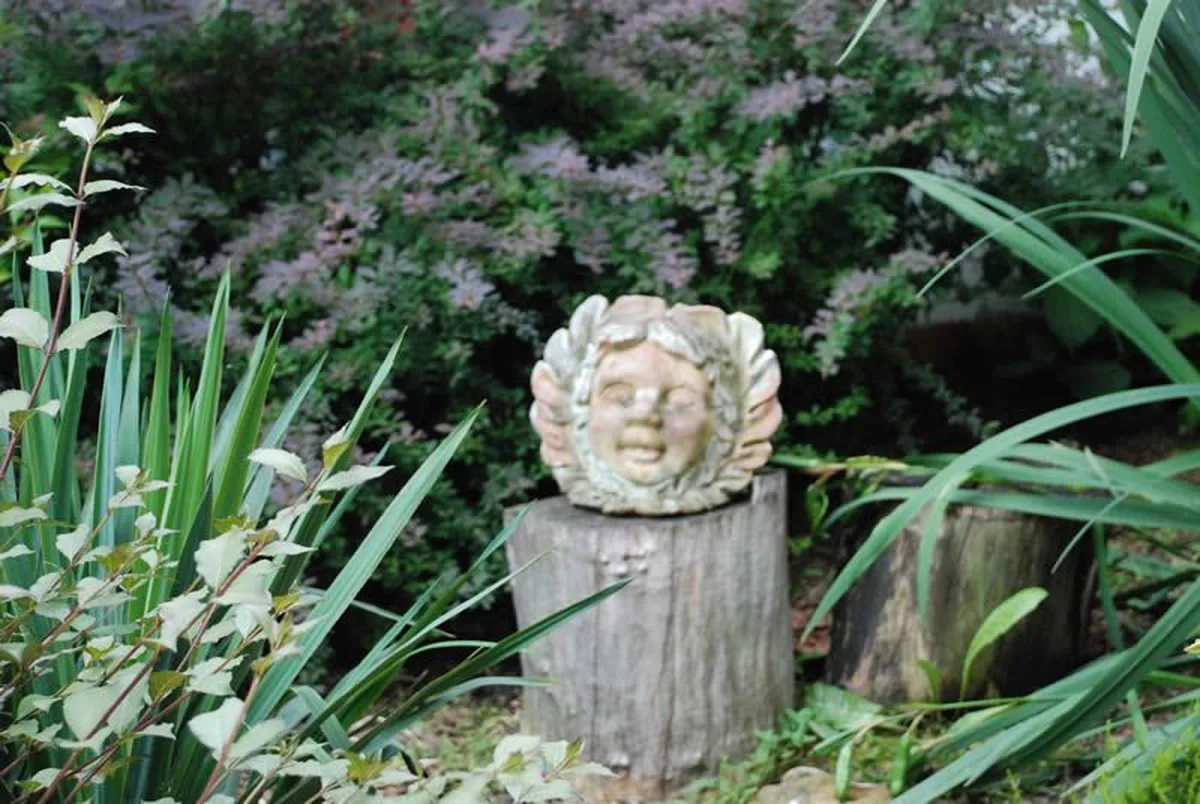 Ogrodowa figurka aniołka — dekoracja AgroFarma Gołaszewo