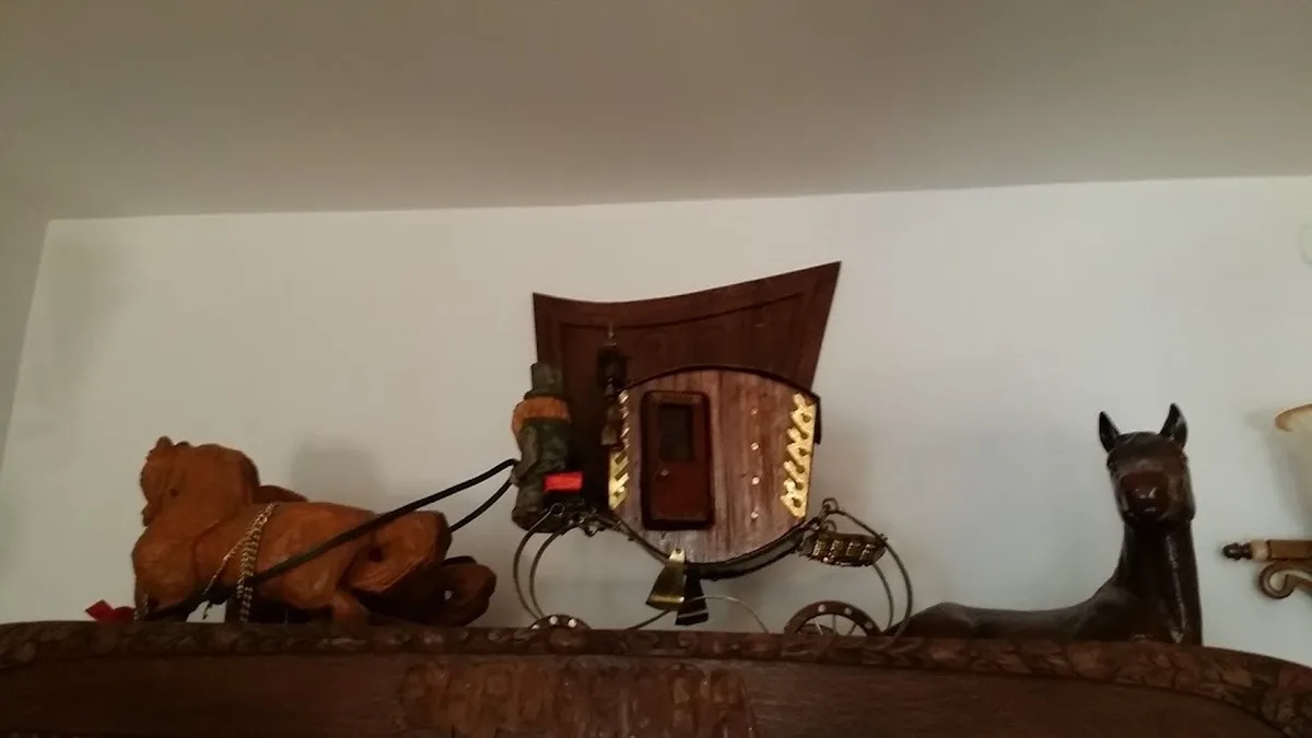 Rustykalne figurki koni i powozu