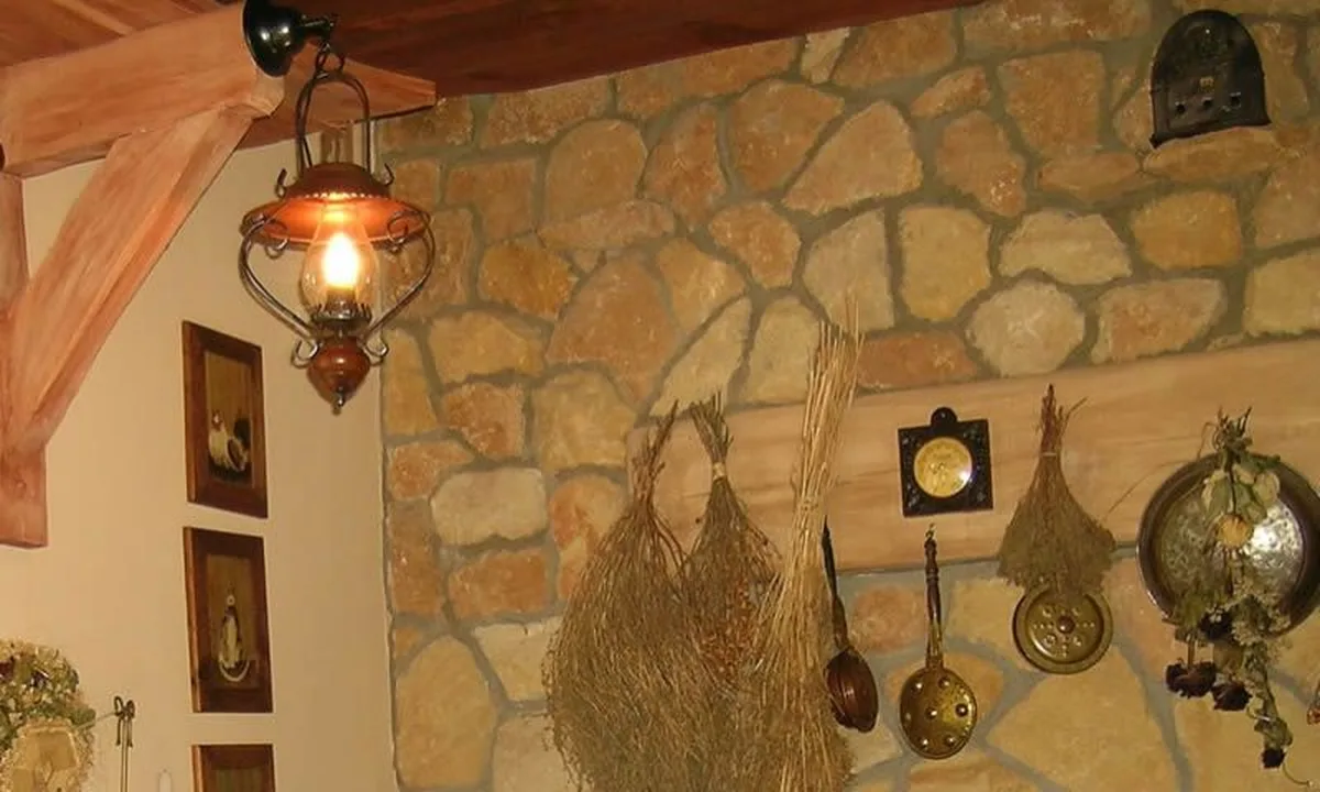 Rustykalne wnętrze AgroFarma Gołaszewo — szczegóły