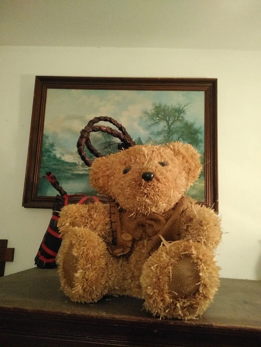 Rustykalny miś dekoracyjny — urokliwy detal