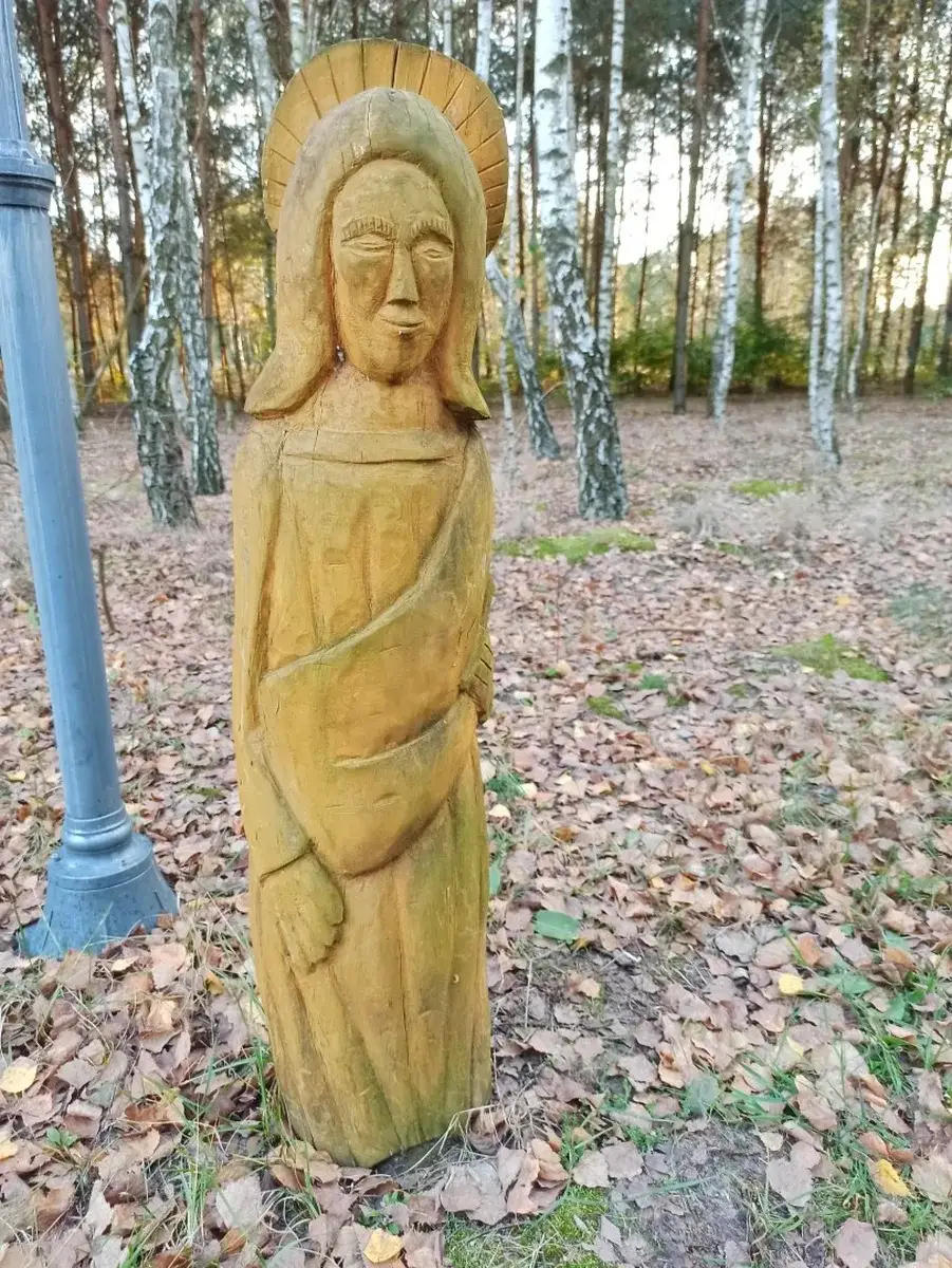 Rzeźba Matki Boskiej — religijna dekoracja ogrodu