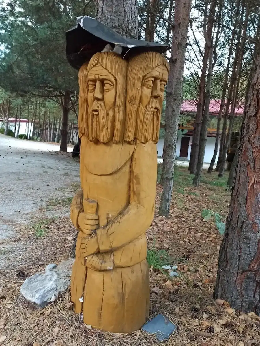 Podwójna rzeźba drewniana