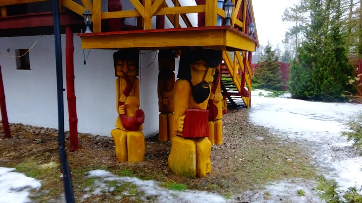 Rzeźbione podpory budynku zimą