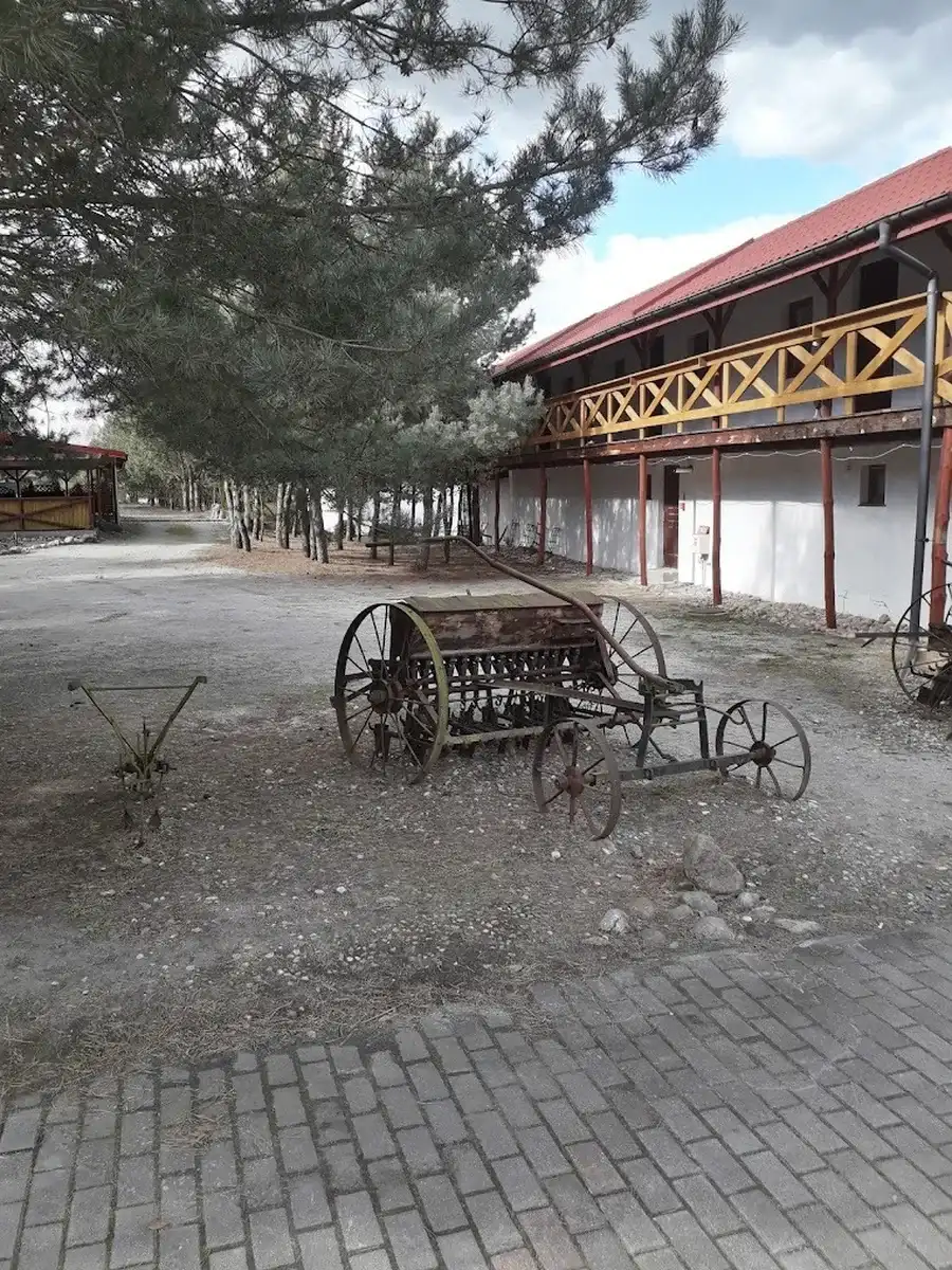 Stary wóz rolniczy przy budynku — dekoracja