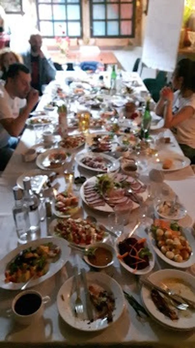 Bogato zastawiony stół bankietowy