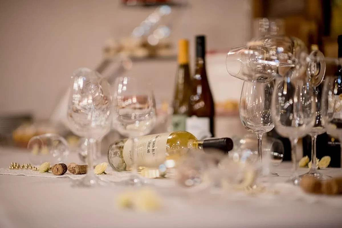 Kieliszki wina na elegancko nakrytym stole