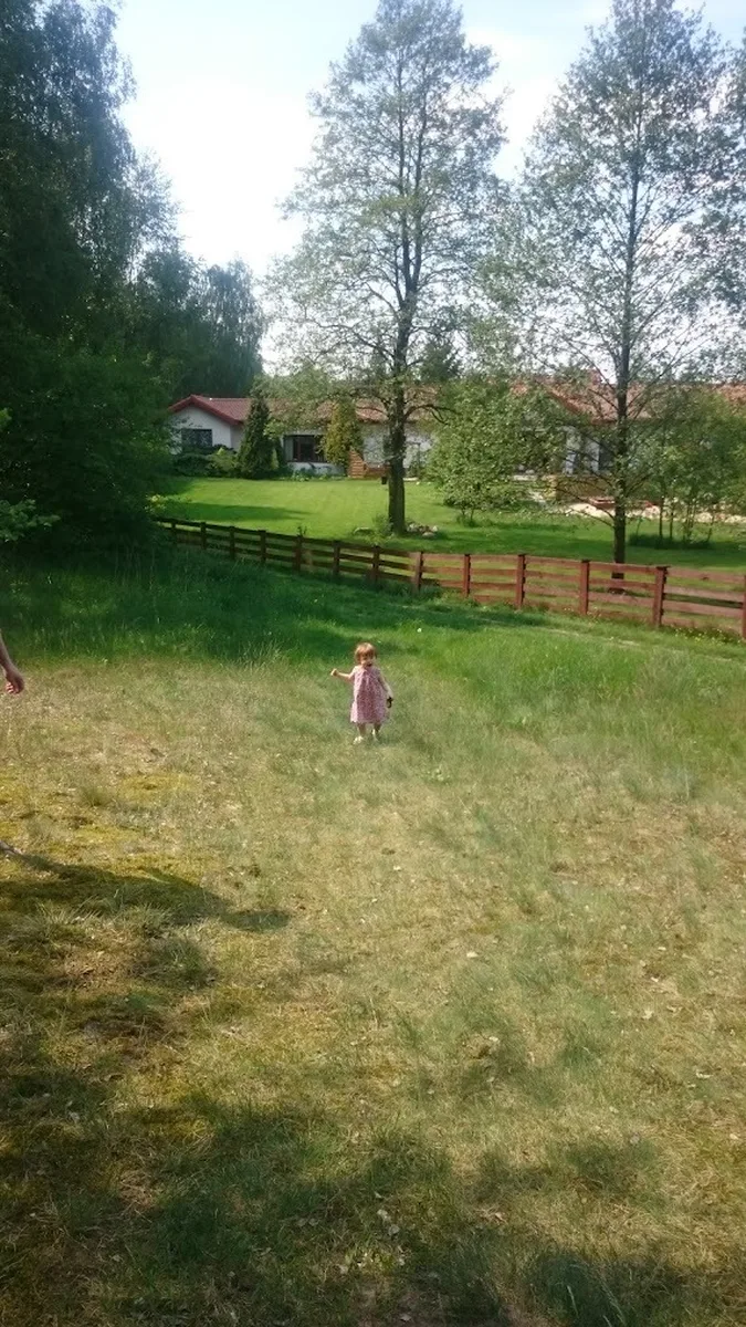 Dziecko bawi się na zielonej łące AgroFarma Gołaszewo