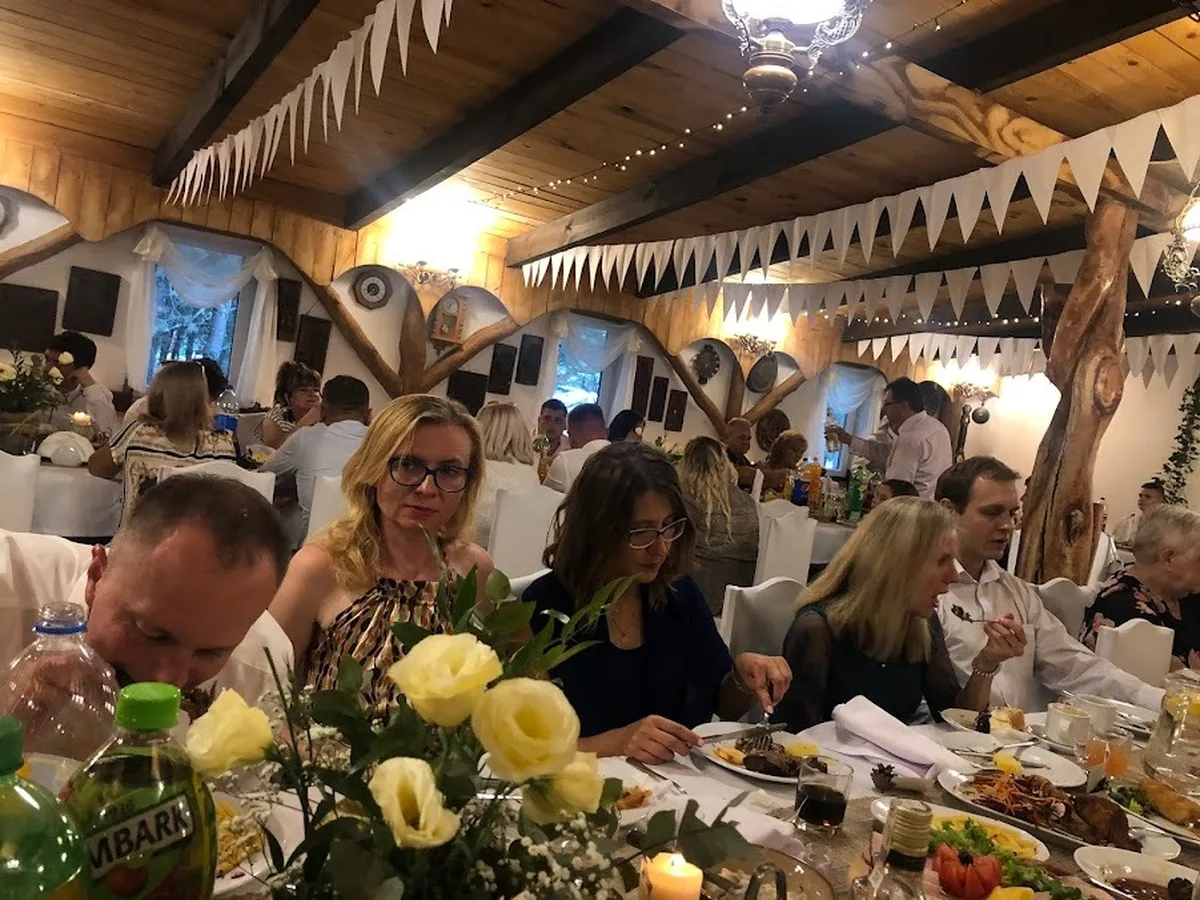 Goście podczas wieczornej imprezy