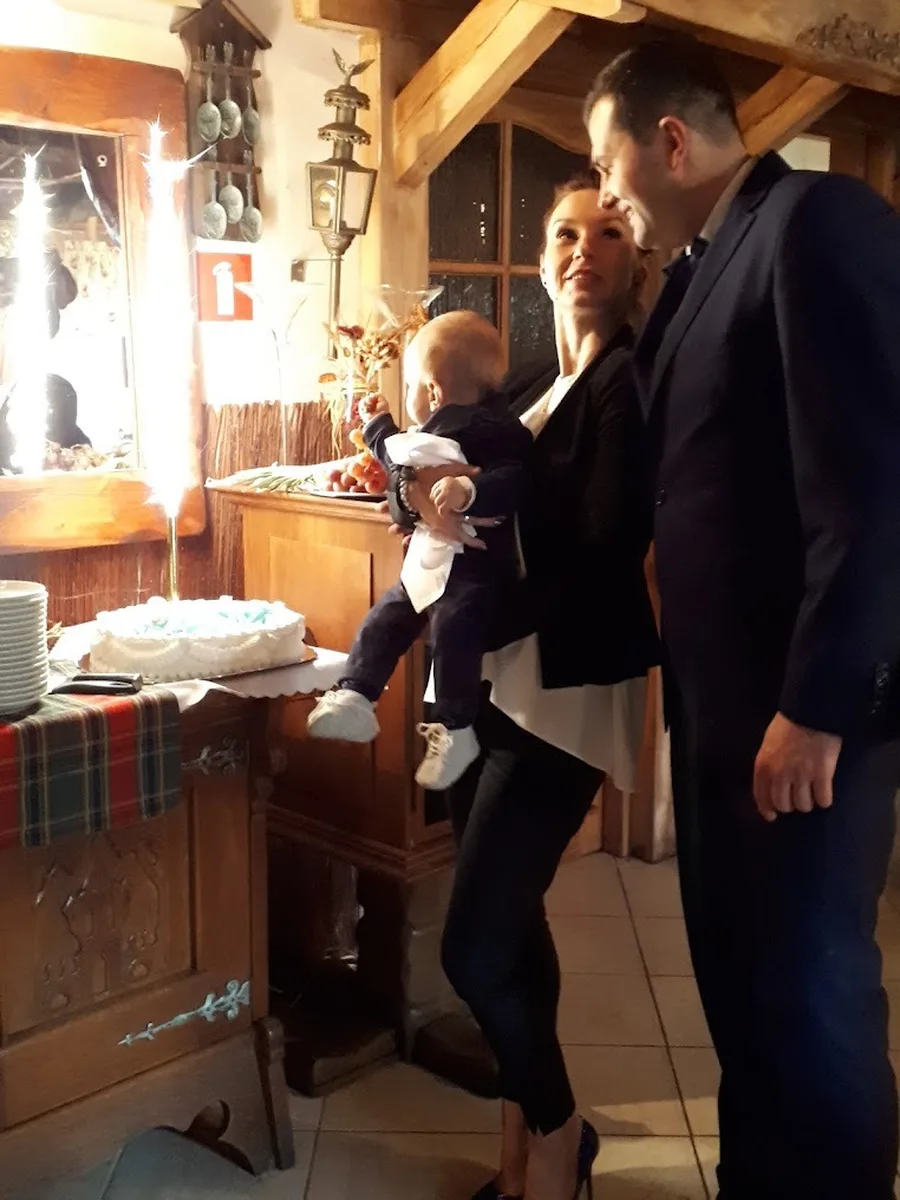 Rodzinna uroczystość z tortem i fajerwerkiem