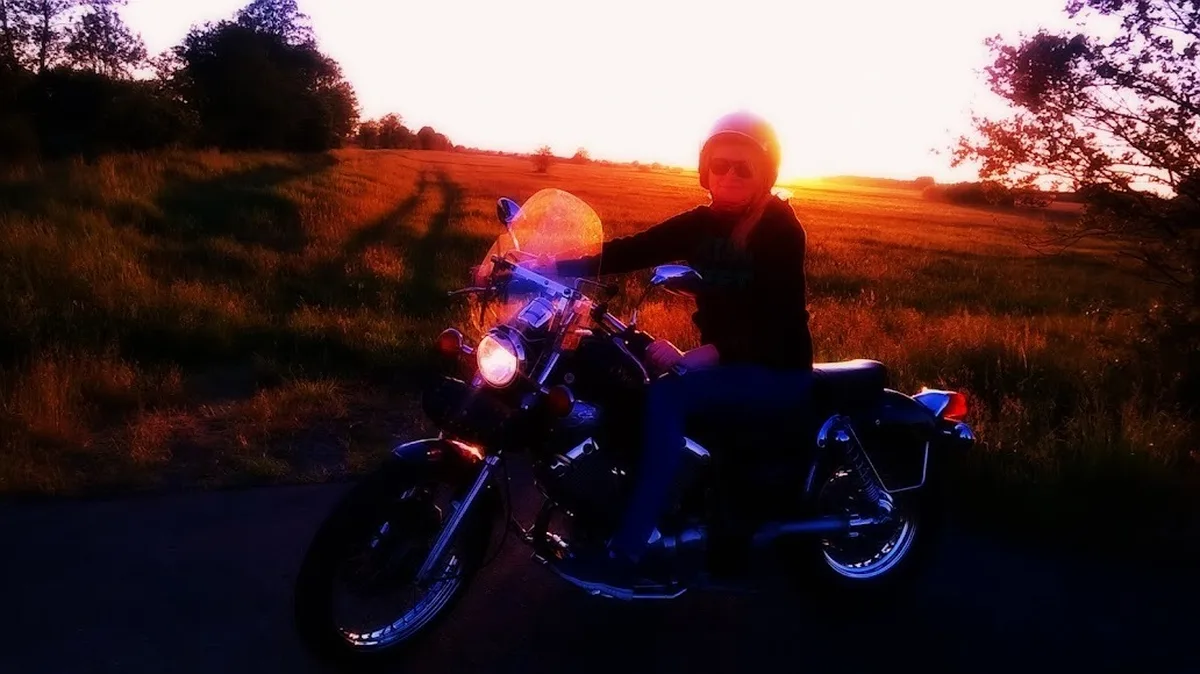 Zachód słońca i motocykl — romantyczny wieczór