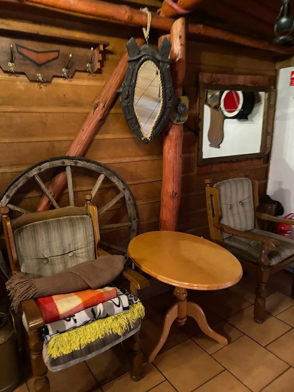 Rustykalny kącik z kołem dekoracyjnym