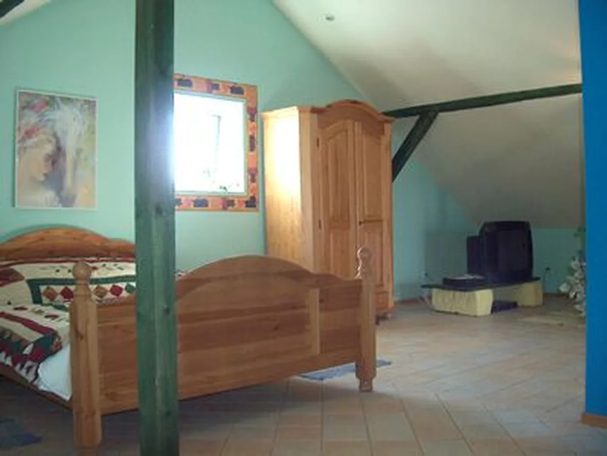 Pokój agroturystyczny z podwójnym łóżkiem i drewnianym wystrojem