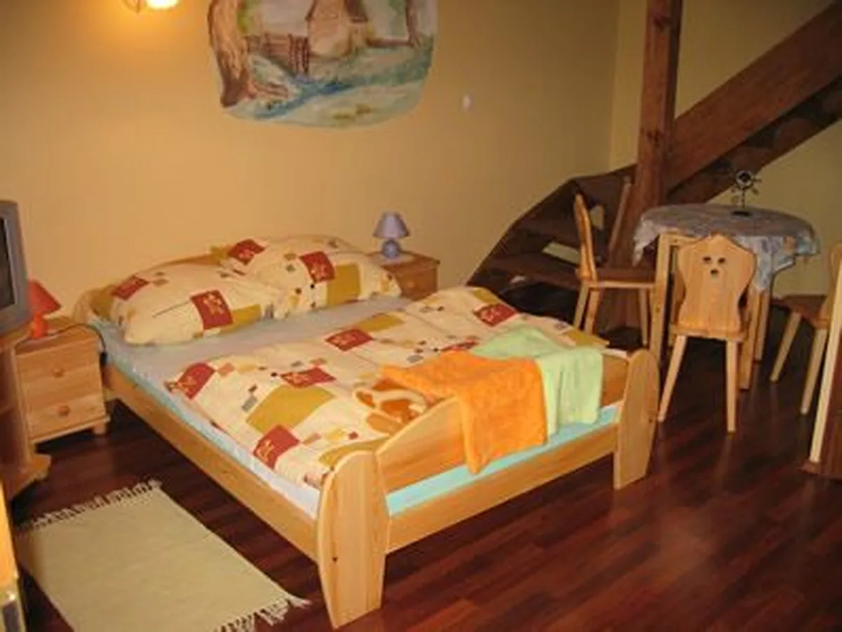 Pokój dwuosobowy z drewnianymi meblami