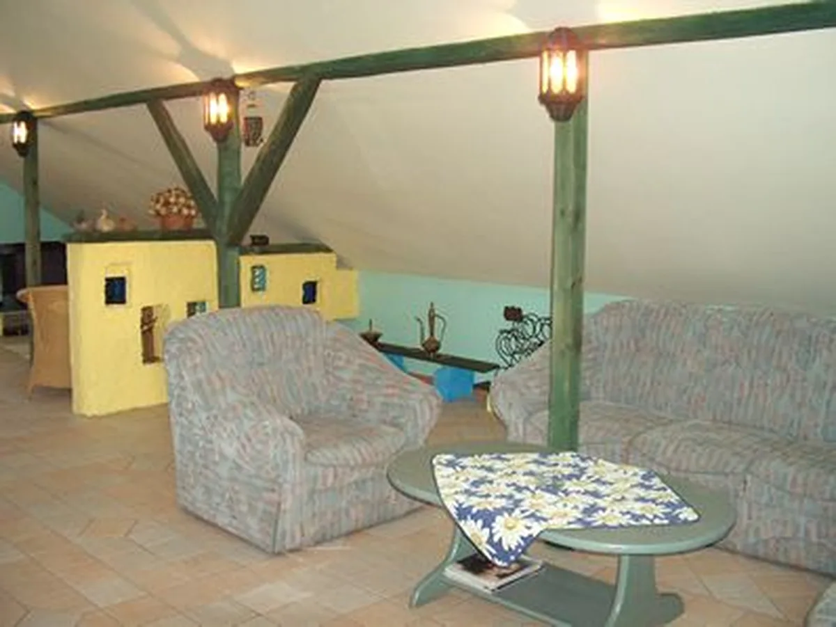 Pokój-salon w stylu rustykalnym