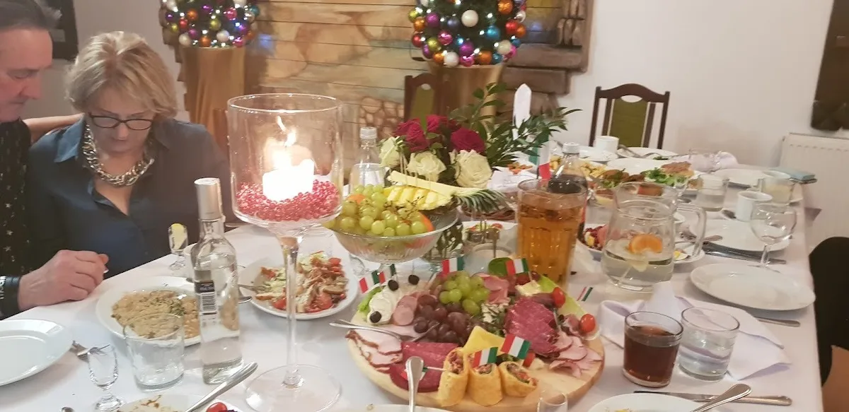 Bankiet świąteczny z jedzeniem i dekoracjami