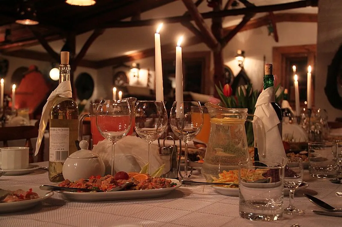 Sala bankietowa — stół z winem i świecami