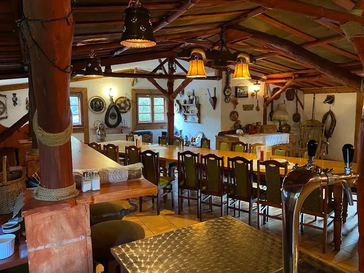 Rustykalna jadalnia z dekoracjami