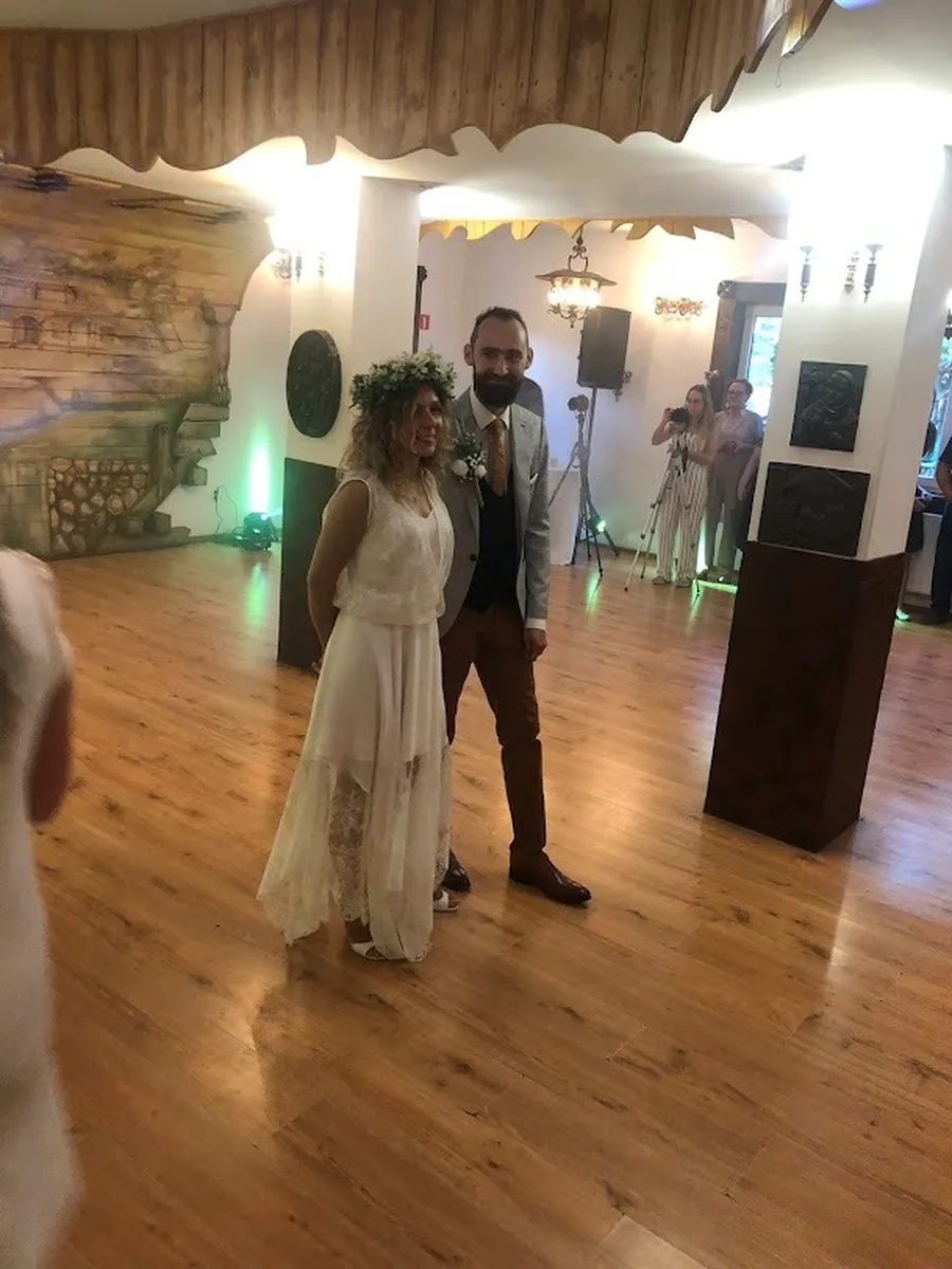 Para młoda w rustyklanej sali bankietowej